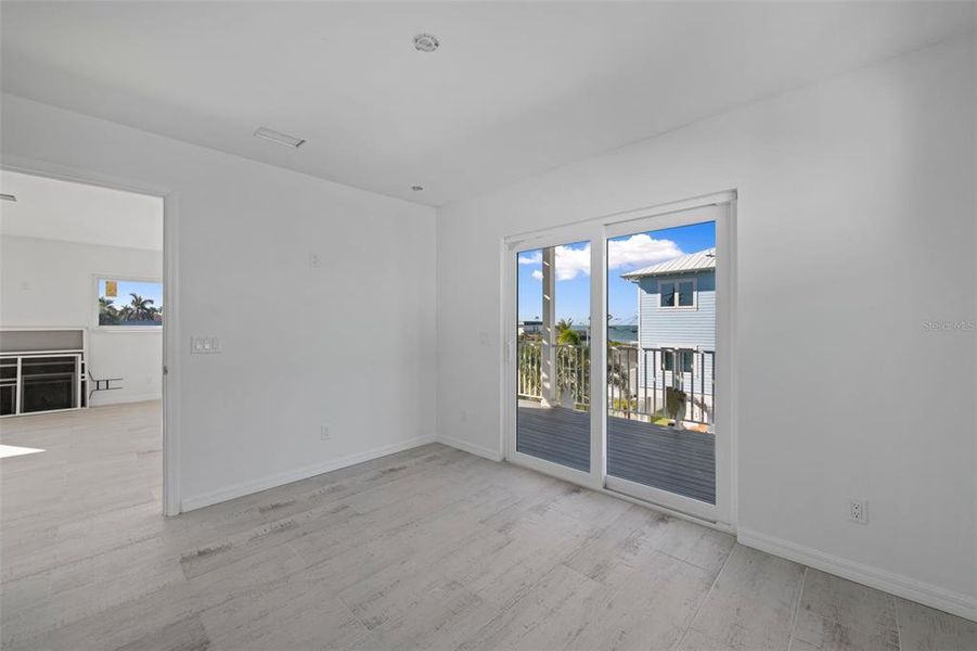 Spacious, unfurnished interior of a new home in , Bradenton Beach (Image 17).