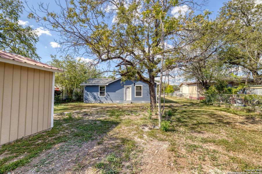 Exterior details and patio area of a home in , Uvalde (Image 14).