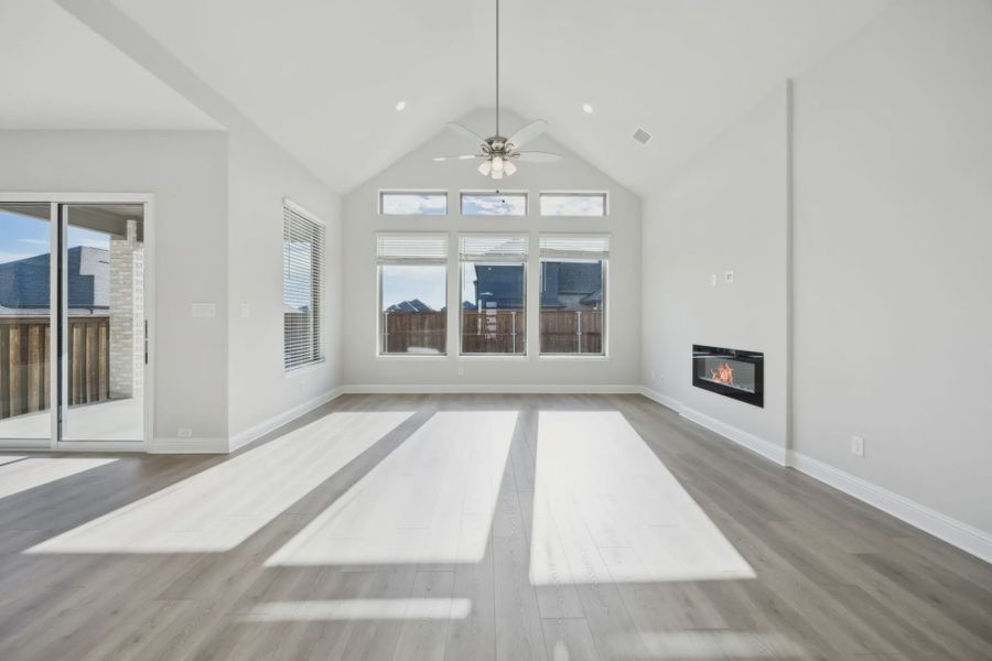 Spacious, unfurnished interior of a new home in Oaks of North Grove, Waxahachie (Image 6).