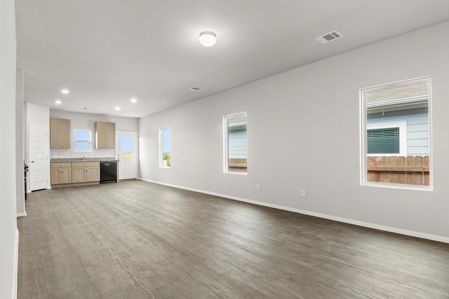 Spacious, unfurnished interior of a new home in Cloverleaf, Austin (Image 19).