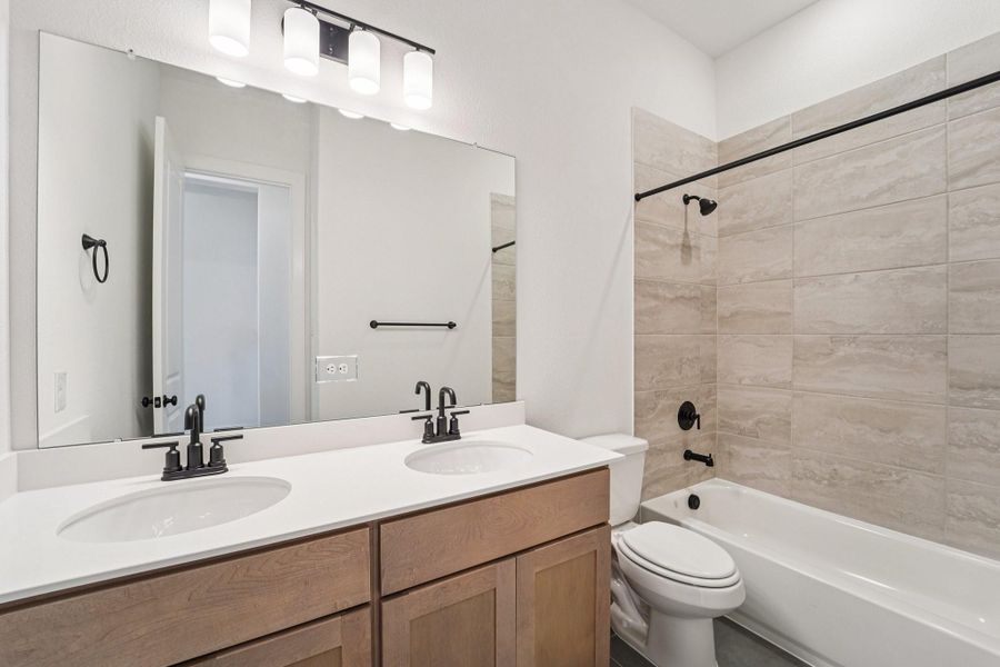 Furnished interior view inside a new home in Sienna 65', Missouri City (Image 15).