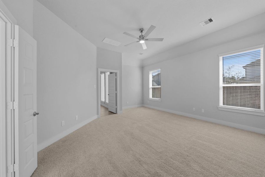 Spacious, unfurnished interior of a new home in Barton Creek Ranch, Conroe (Image 23).