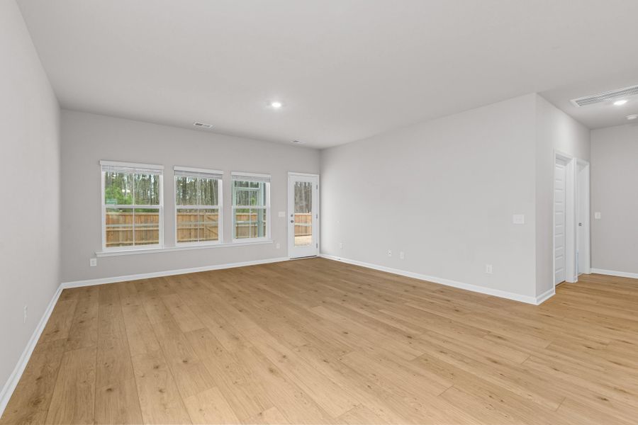 Spacious, unfurnished interior of a new home in Sweetgrass at Summers Corner, Summerville (Image 14).