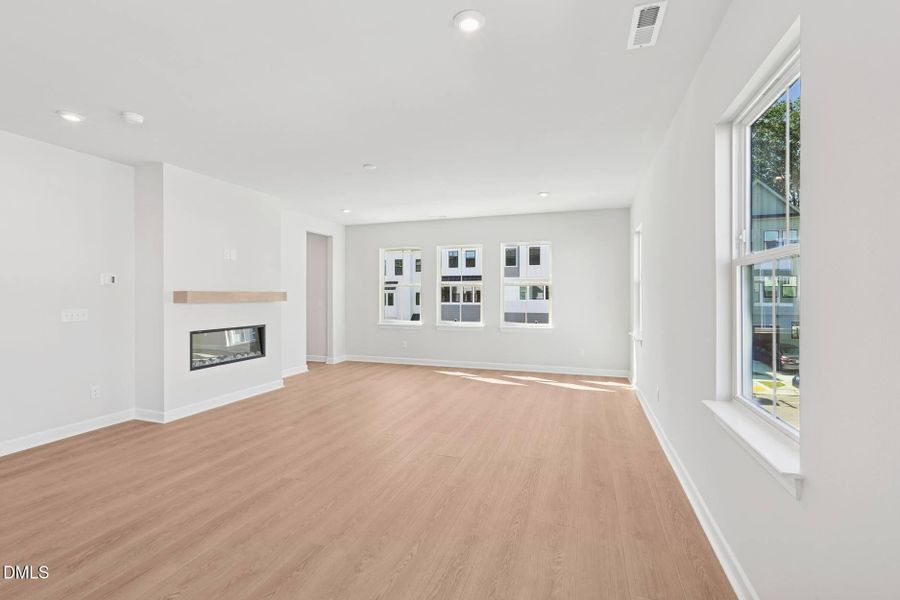 Elm Park 32_Living Room 1_9.12.25_webrea Elm Park 32_Living Room 1_9.12.25_webrea