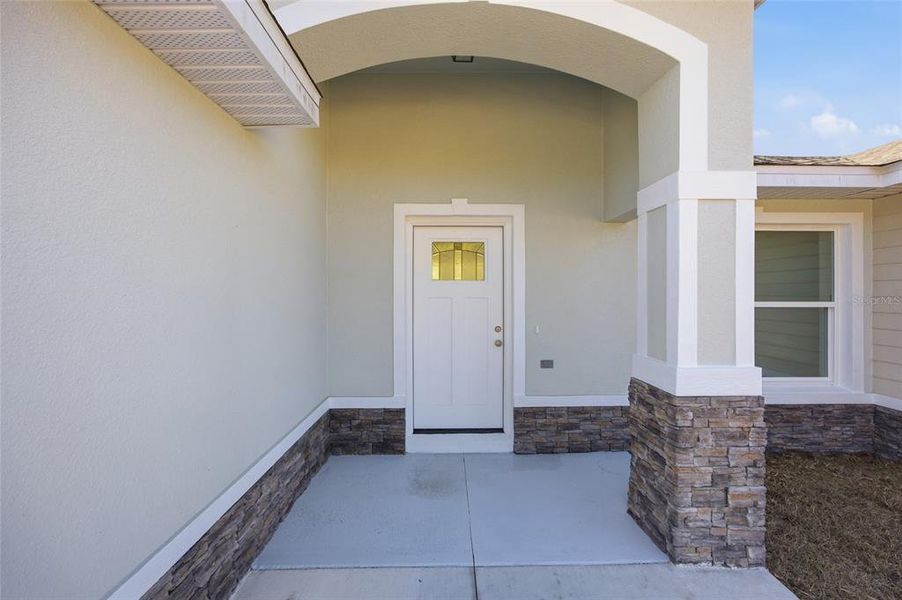 Exterior details and patio area of a home in , Dunnellon (Image 20).