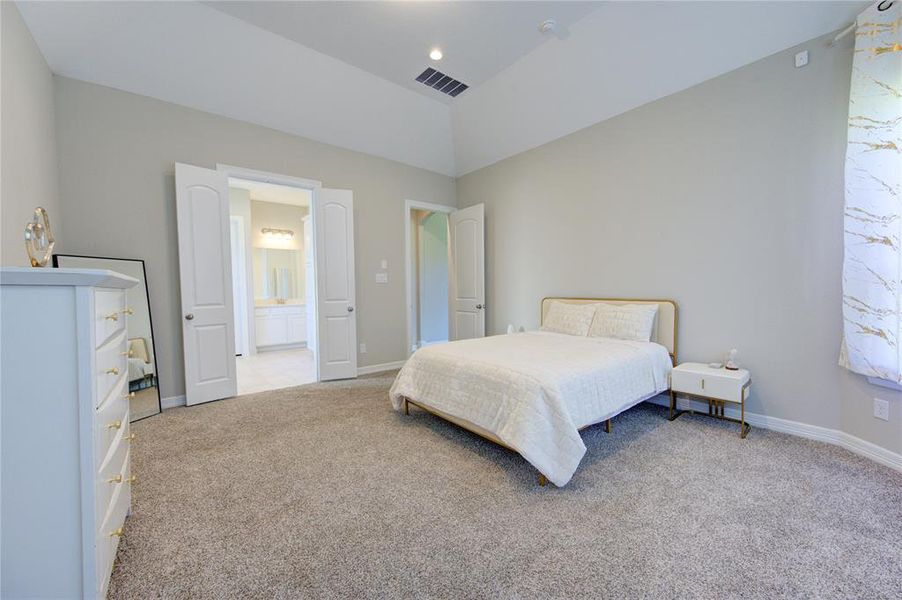 Blissful retreat w/serene master bedroom, soothingn en suite bathroom w/breathtaking views