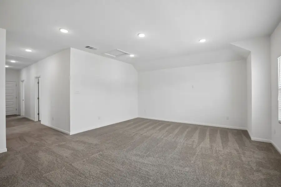 Spacious, unfurnished interior of a new home in Trinity Ranch, Elgin (Image 31).