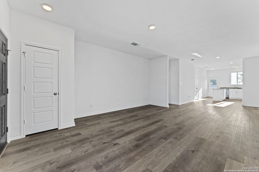 Spacious, unfurnished interior of a new home in Meadows at Clear Springs, New Braunfels (Image 21).