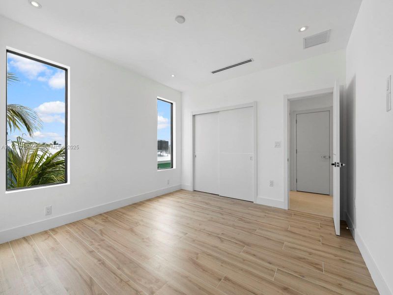 Spacious, unfurnished interior of a new home in , Tavernier (Image 23).