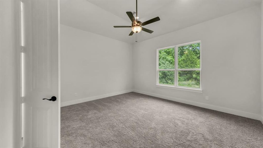 Spacious, unfurnished interior of a new home in Freeman Ranch, Weatherford (Image 31).
