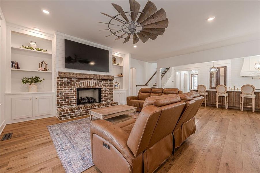 Furnished interior view inside a new home in , Waleska (Image 9).