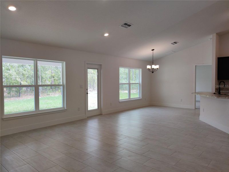 Spacious, unfurnished interior of a new home in Royal Highlands, Weeki Wachee (Image 10).