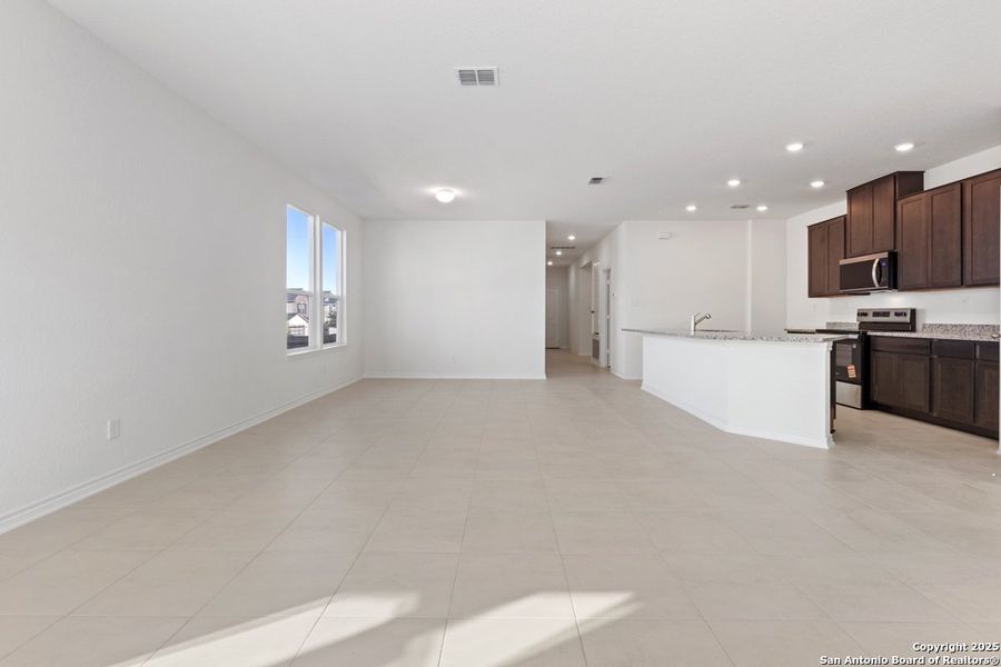 Spacious, unfurnished interior of a new home in Knox Ridge, Converse (Image 9).