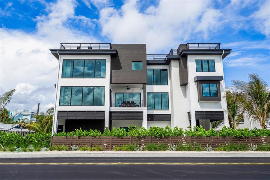 Condo located in Bradenton Beach, FL showcasing its design and architecture (Image 5).