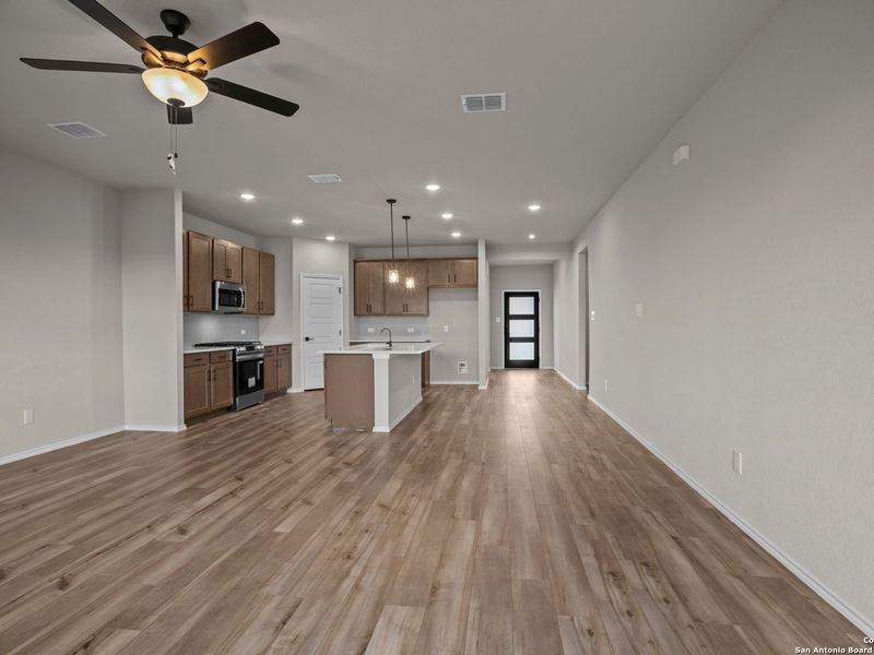 Spacious, unfurnished interior of a new home in Comanche Ridge, San Antonio (Image 22).