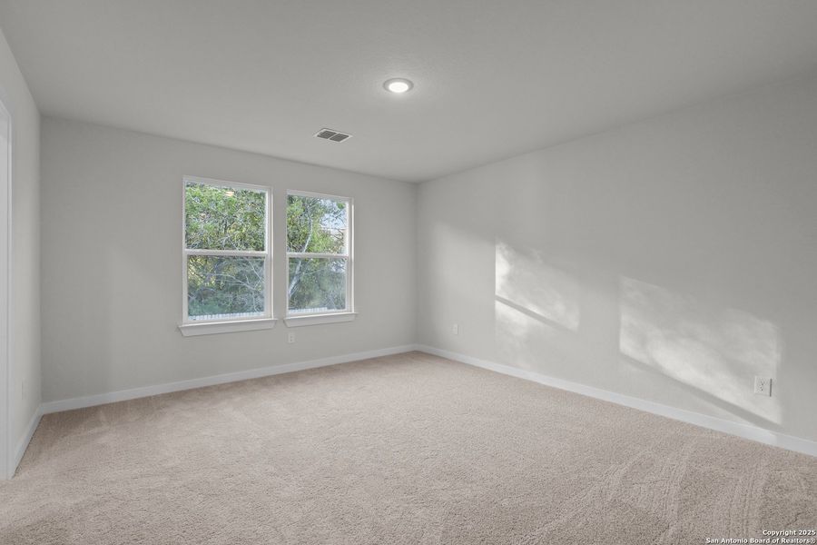 Spacious, unfurnished interior of a new home in Rosemont Hill, San Antonio (Image 18).