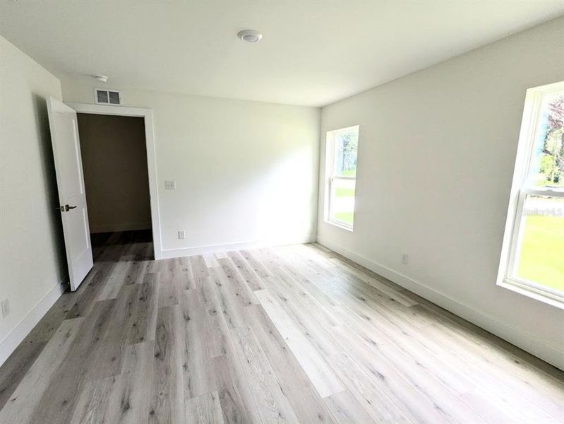 Spacious, unfurnished interior of a new home in , Fort Meade (Image 9).