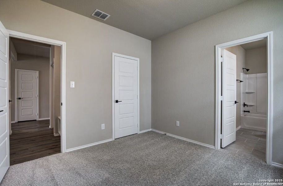 Spacious, unfurnished interior of a new home in Royal Crest, San Antonio (Image 22).