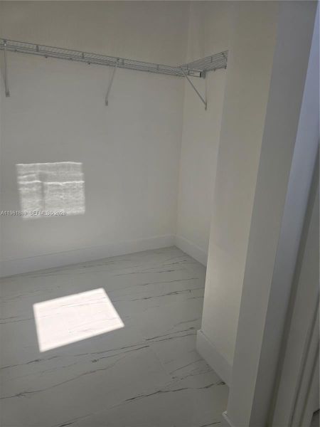 Spacious, unfurnished interior of a new home in , Lehigh Acres (Image 9).