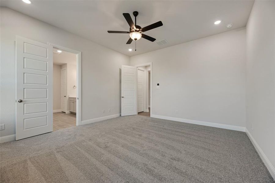 Spacious, unfurnished interior of a new home in Villages of Creekwood, Frisco (Image 13).