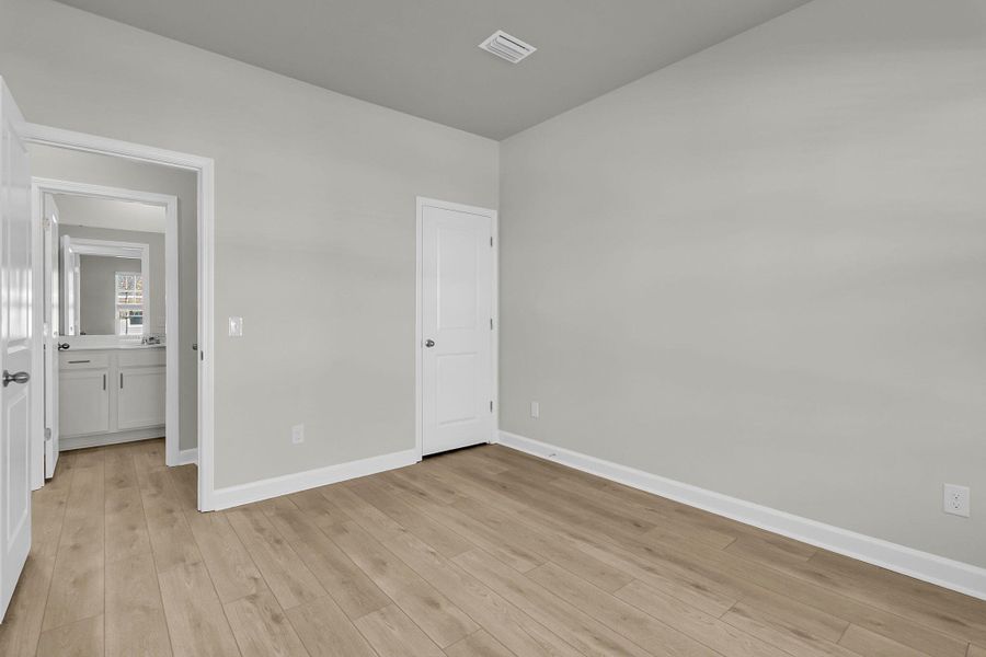 Spacious, unfurnished interior of a new home in , Summerville (Image 12).