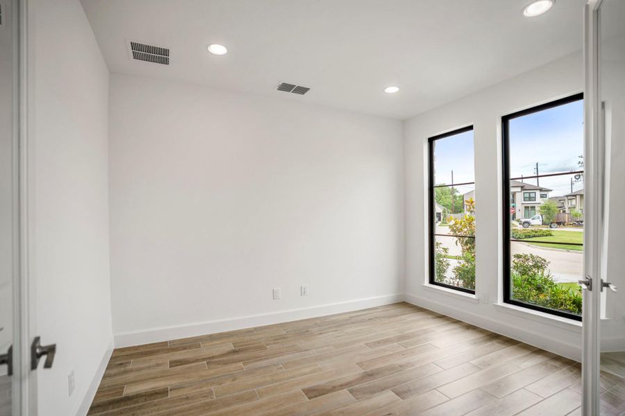 Spacious, unfurnished interior of a new home in Fulbrook on Fulshear Creek, Fulshear (Image 21).