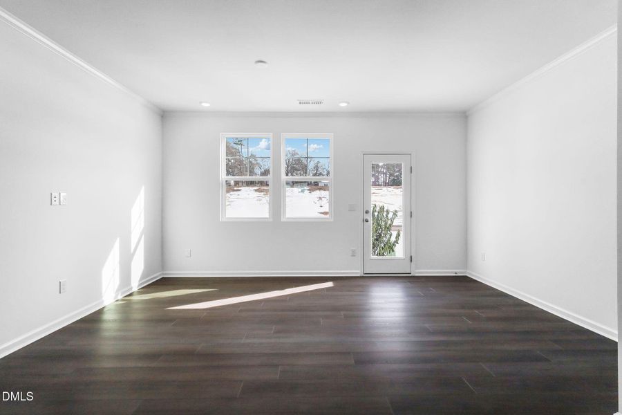 SUN_ElmGrove_Pic_Jackson_QMI_17_Dining_1