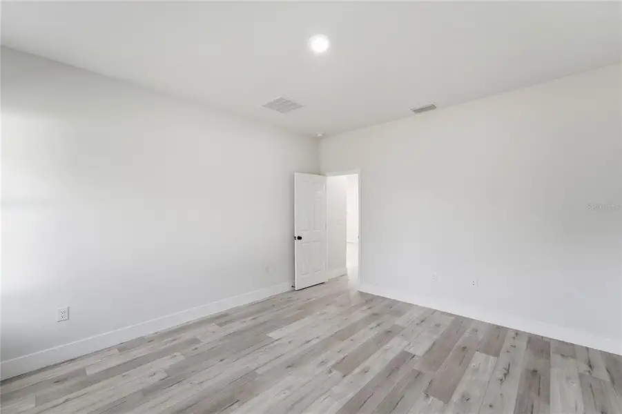 Spacious, unfurnished interior of a new home in , Citrus Springs (Image 32).