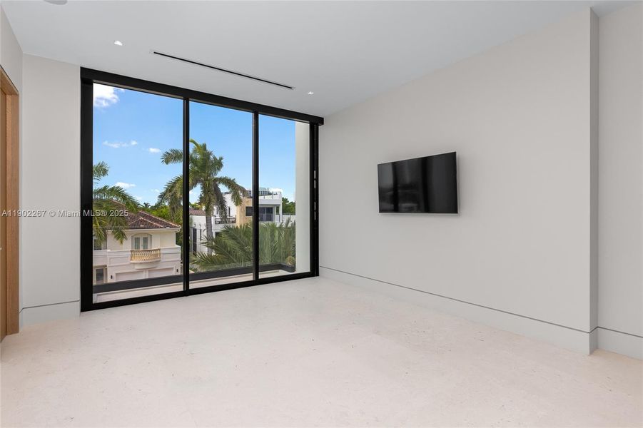 Spacious, unfurnished interior of a new home in , Fort Lauderdale (Image 23).