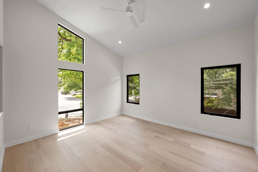 Clean lines and a luminous atmosphere characterize this contemporary space, offering an inspiring backdrop for daily life. Clean lines and a luminous atmosphere characterize this contemporary space, offering an inspiring backdrop for daily life.