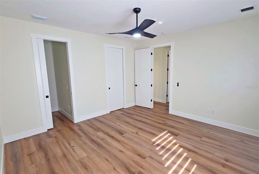 Spacious, unfurnished interior of a new home in , Sarasota (Image 74).