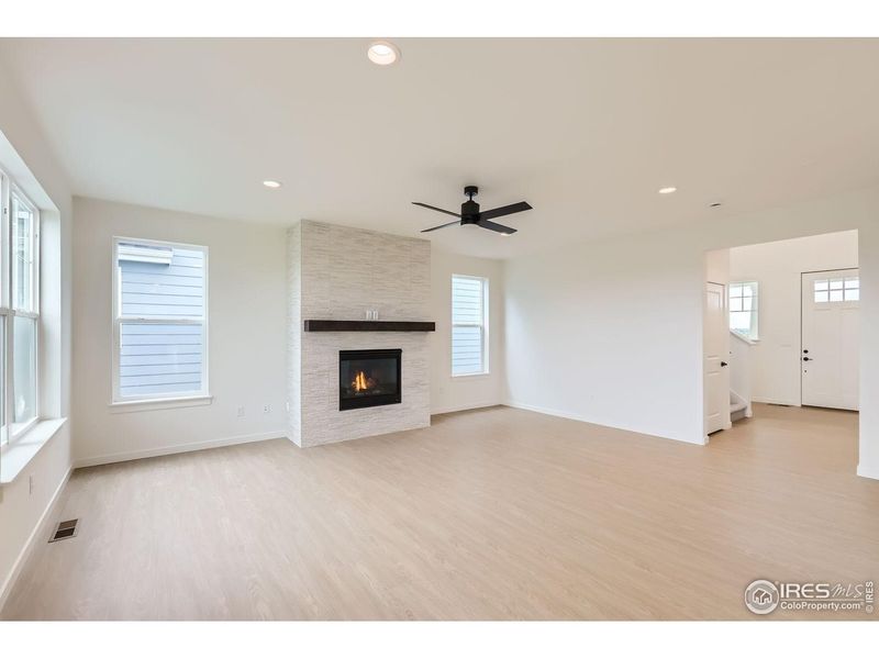 Spacious, unfurnished interior of a new home in Barefoot Lakes, Longmont (Image 23).