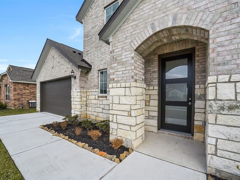 Exterior details and patio area of a home in Sierra Vista, Rosharon (Image 3).