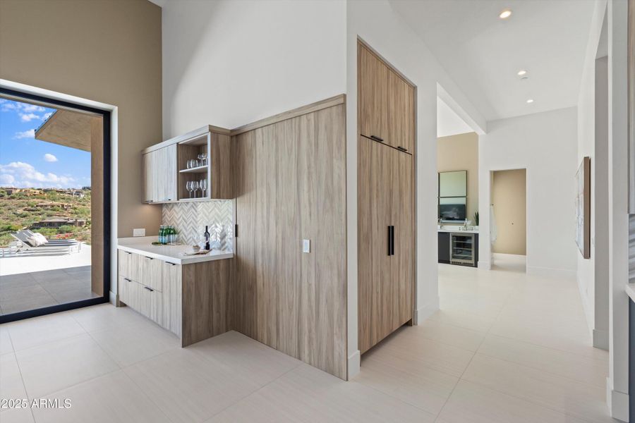 24-Bar and hidden pantry 24-Bar and hidden pantry