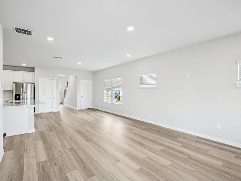 Spacious, unfurnished interior of a new home in Hawthorne Station, College Park (Image 13).