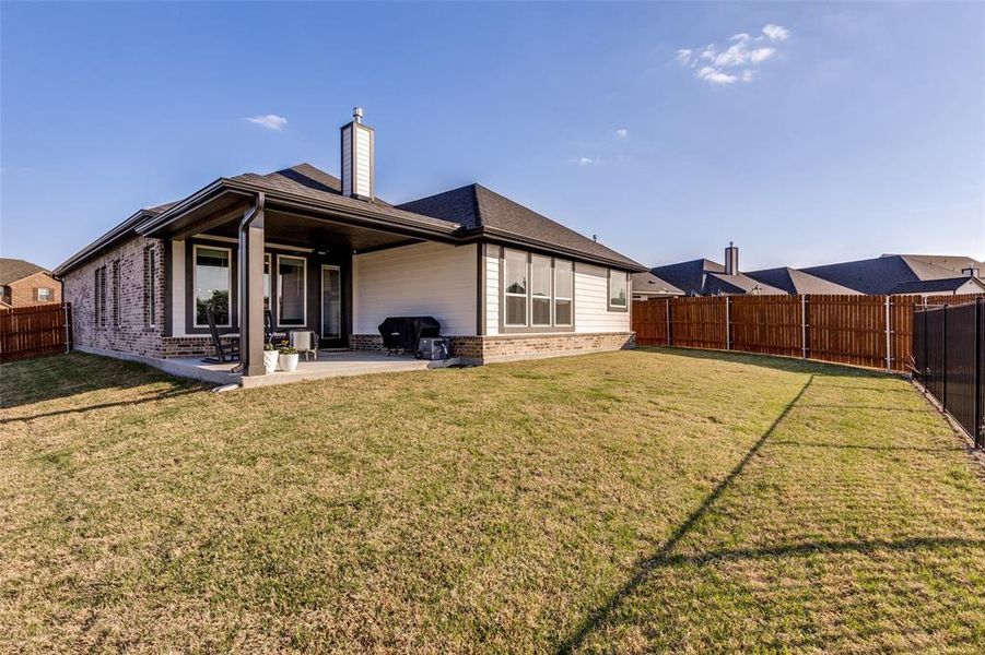 Exterior details and patio area of a home in , Haslet (Image 3).