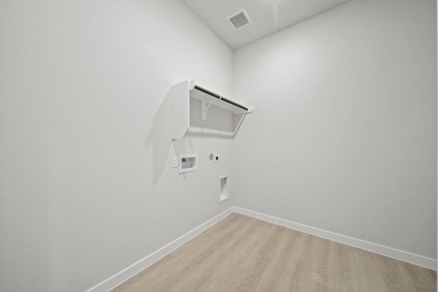 Spacious, unfurnished interior of a new home in Sunterra Lakes, Brookshire (Image 14).