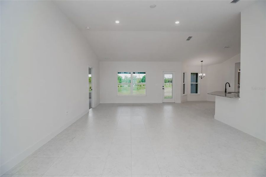 Spacious, unfurnished interior of a new home in Hickory Ridge Estates, Lake Wales (Image 17).