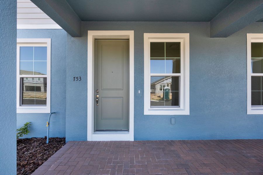 Exterior details and patio area of a home in Eden Crest, Apopka (Image 4).