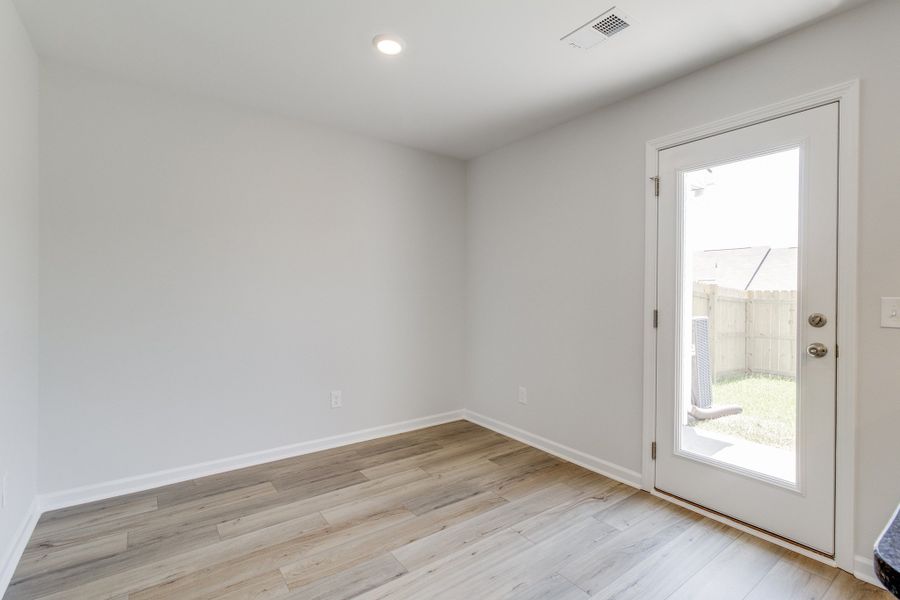 Spacious, unfurnished interior of a new home in Astoria, Columbia (Image 17).