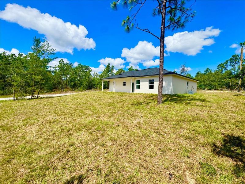 Exterior details and patio area of a home in , Dunnellon (Image 24).