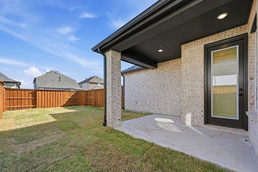 Exterior details and patio area of a home in Mantua Point, Van Alstyne (Image 3).