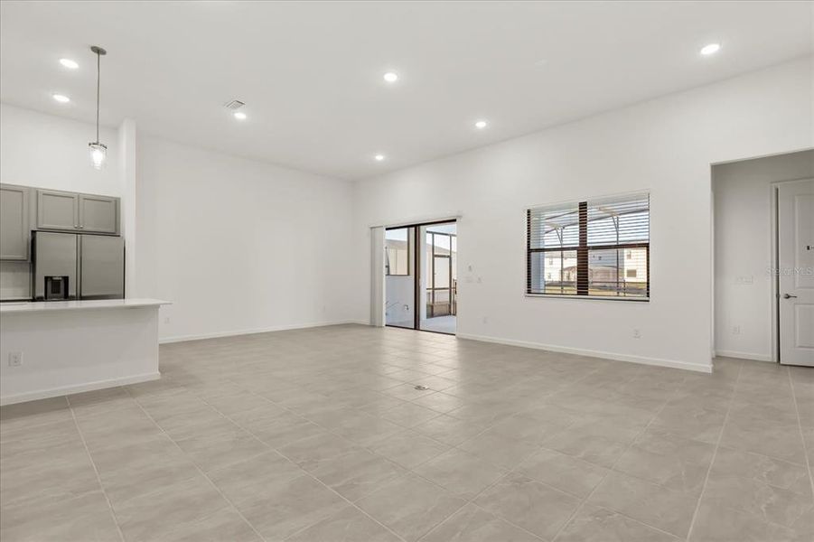 Spacious, unfurnished interior of a new home in , Orlando (Image 35).