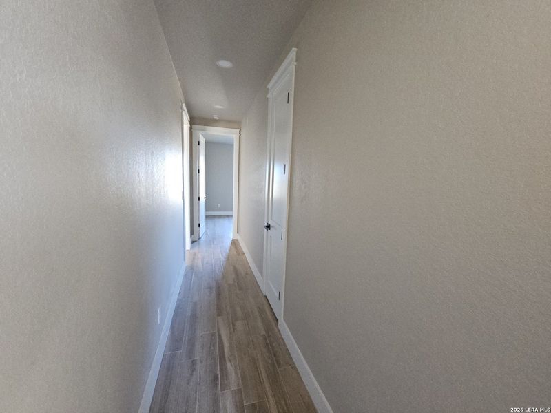 Spacious, unfurnished interior of a new home in , Bandera (Image 27).