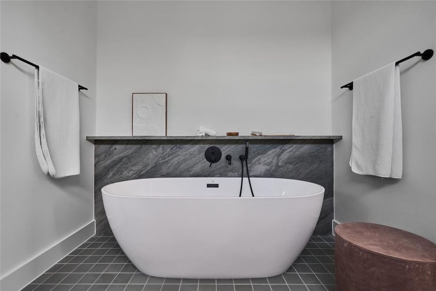 Stand alone soaking tub