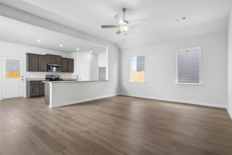 Spacious, unfurnished interior of a new home in Logan Square, Fort Worth (Image 7). Spacious, unfurnished interior of a new home in Logan Square, Fort Worth (Image 7).