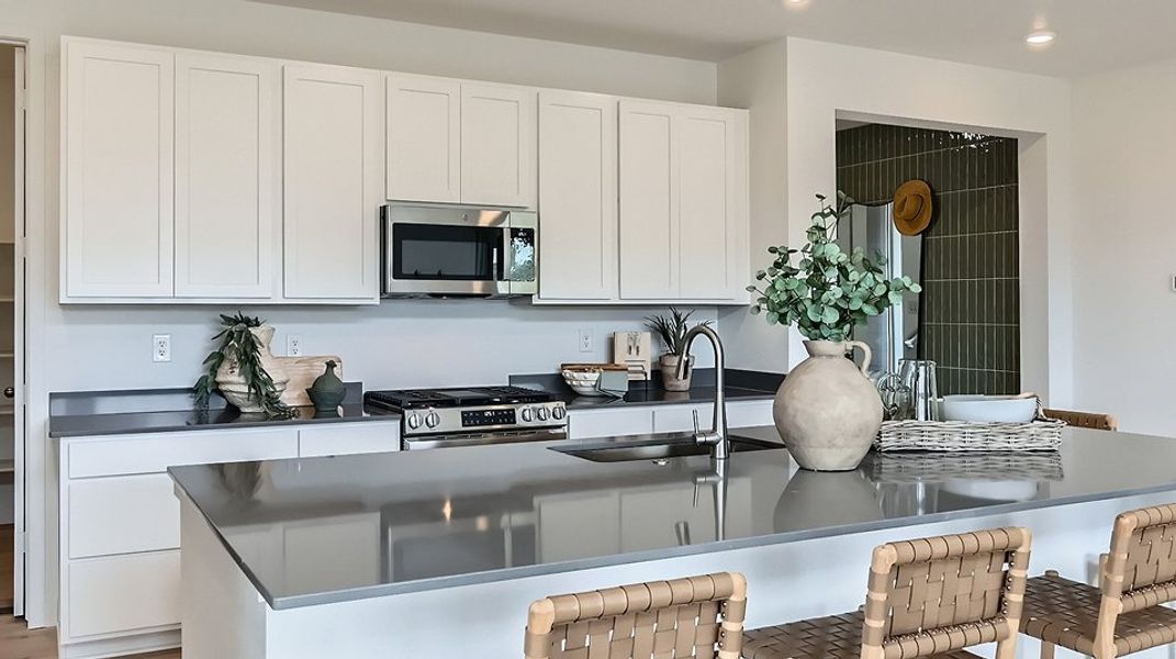 071125 3010 Aspen Kitchen 2of2 F1 Base2