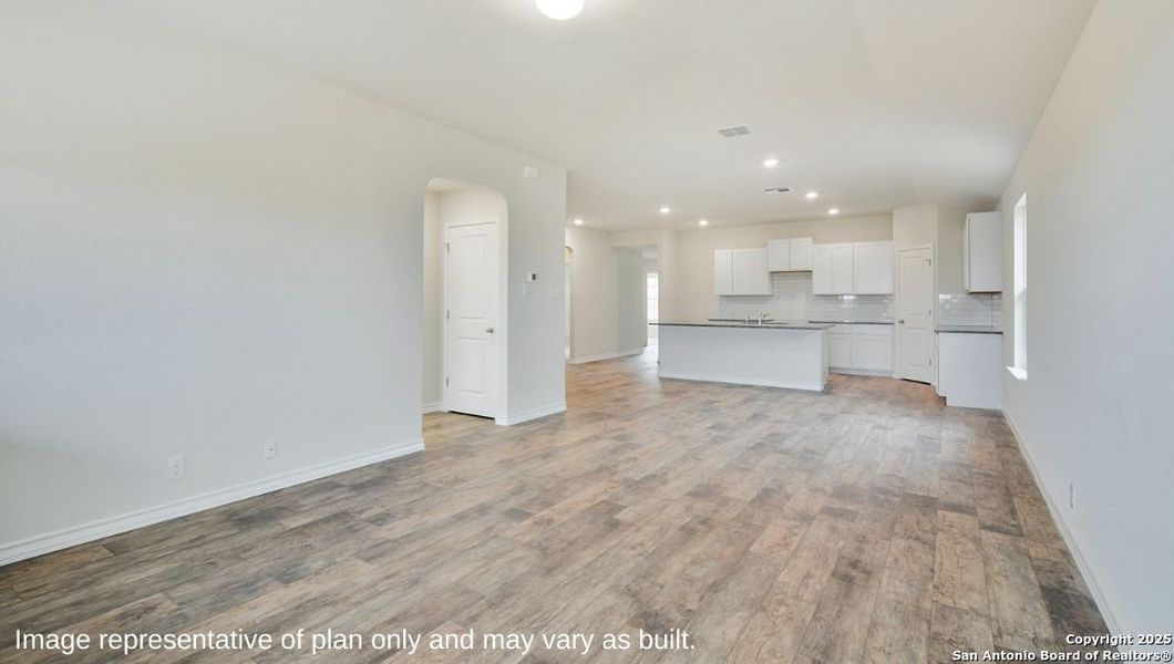 Spacious, unfurnished interior of a new home in Avenida, Converse (Image 9).