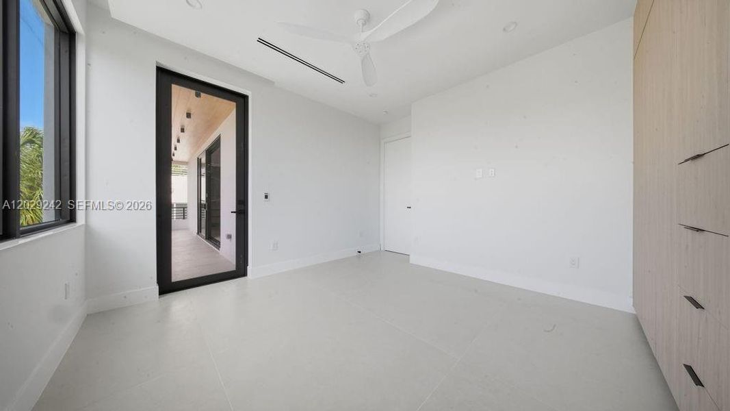 Spacious, unfurnished interior of a new home in , Fort Lauderdale (Image 60).