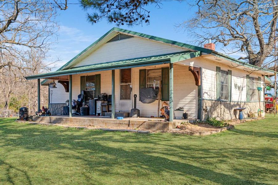 Exterior details and patio area of a home in , Sumner (Image 10).